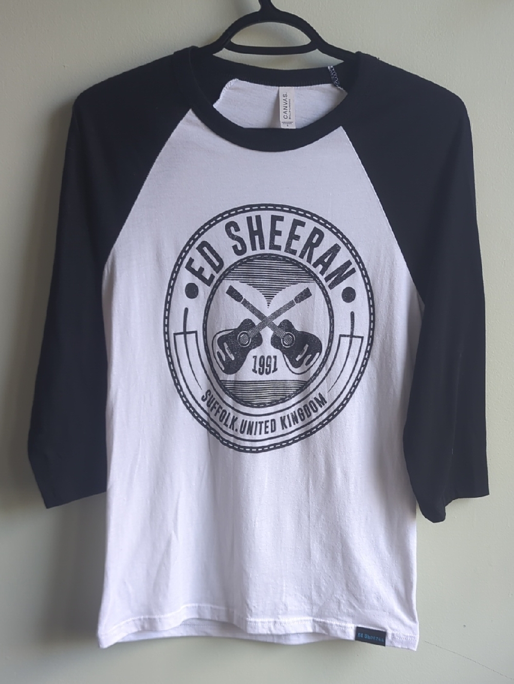 Bella+Canvas. Ed Sheeran. Crossed Guitar Baseball T-Shirt. Size Small.